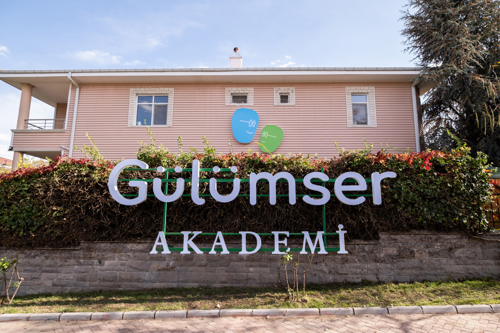 Gülümser Akademi Tabelası